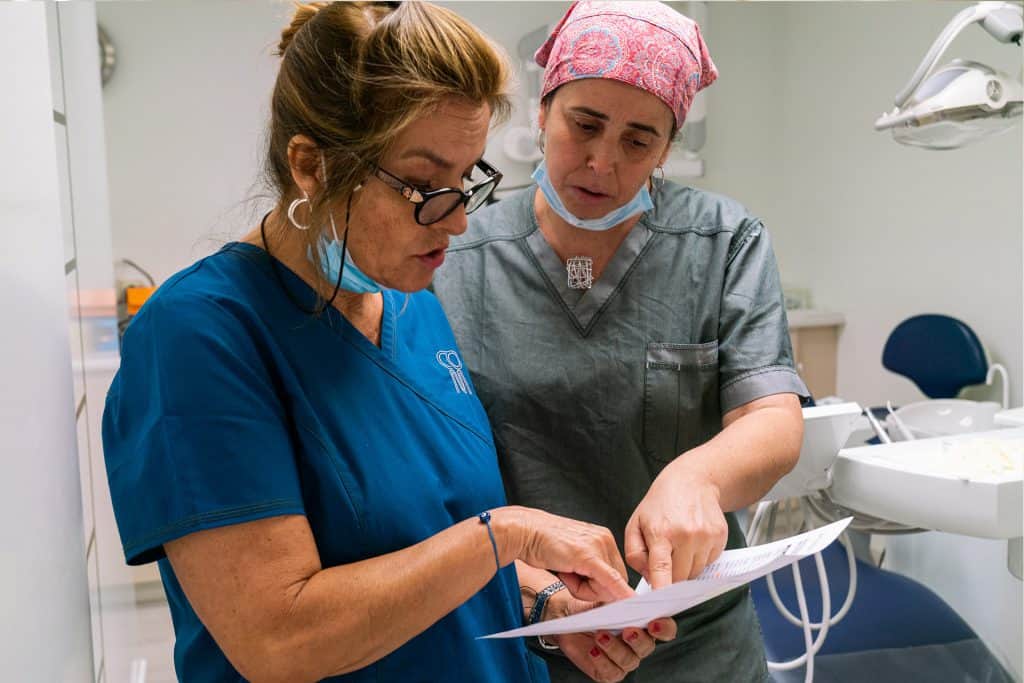 Dentistas analizando un caso