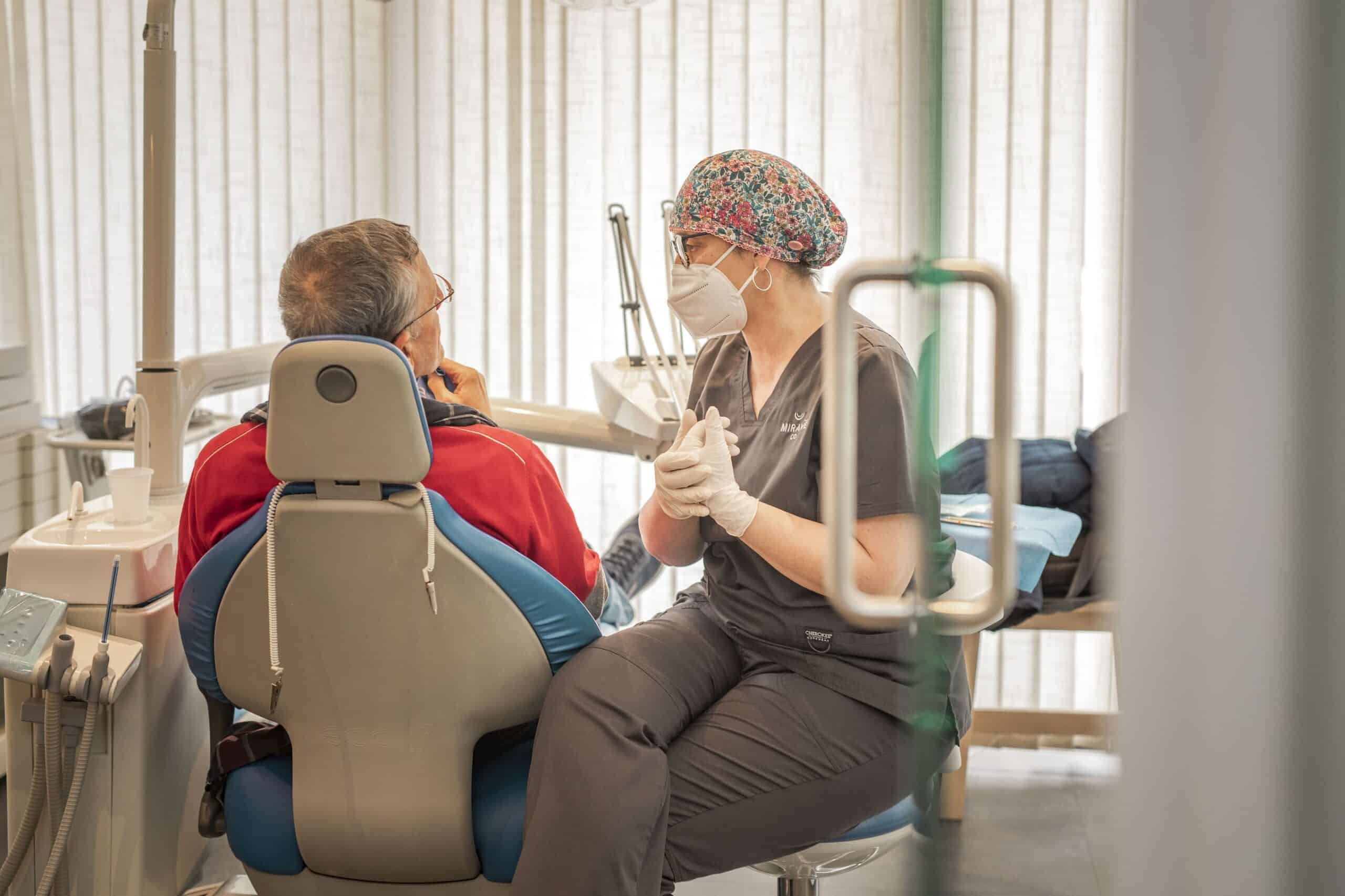 Cómo evitar la caída de los dientes: causas, prevención y tratamientos